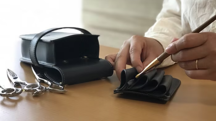 取り外したシザー収納部をブラシで掃除する様子