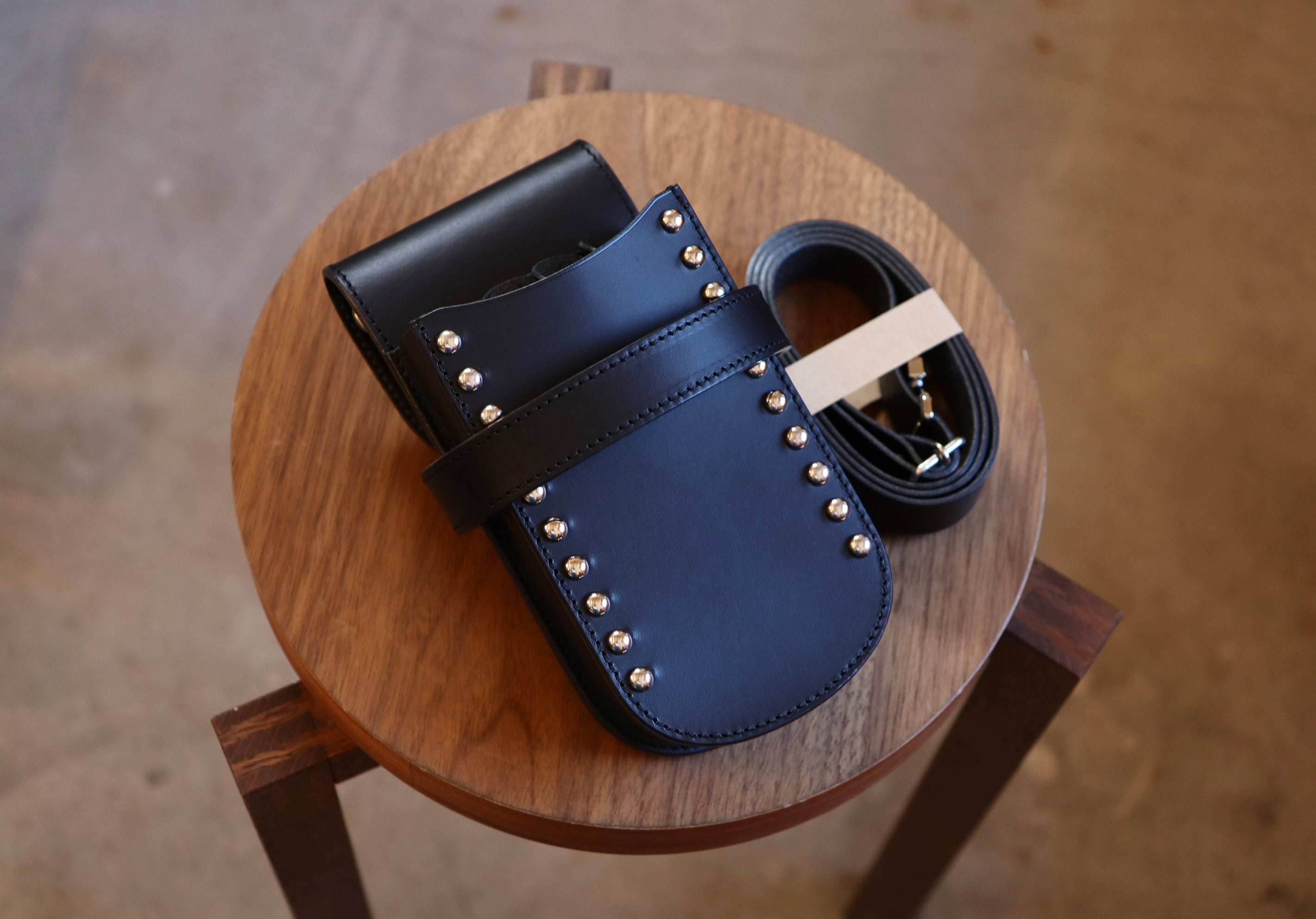 ピラミッドスタッズがクールな雰囲気、男前なシザーケース カスタムスタッズ – シザーケース専門店 BLINK SCISSORS CASE
