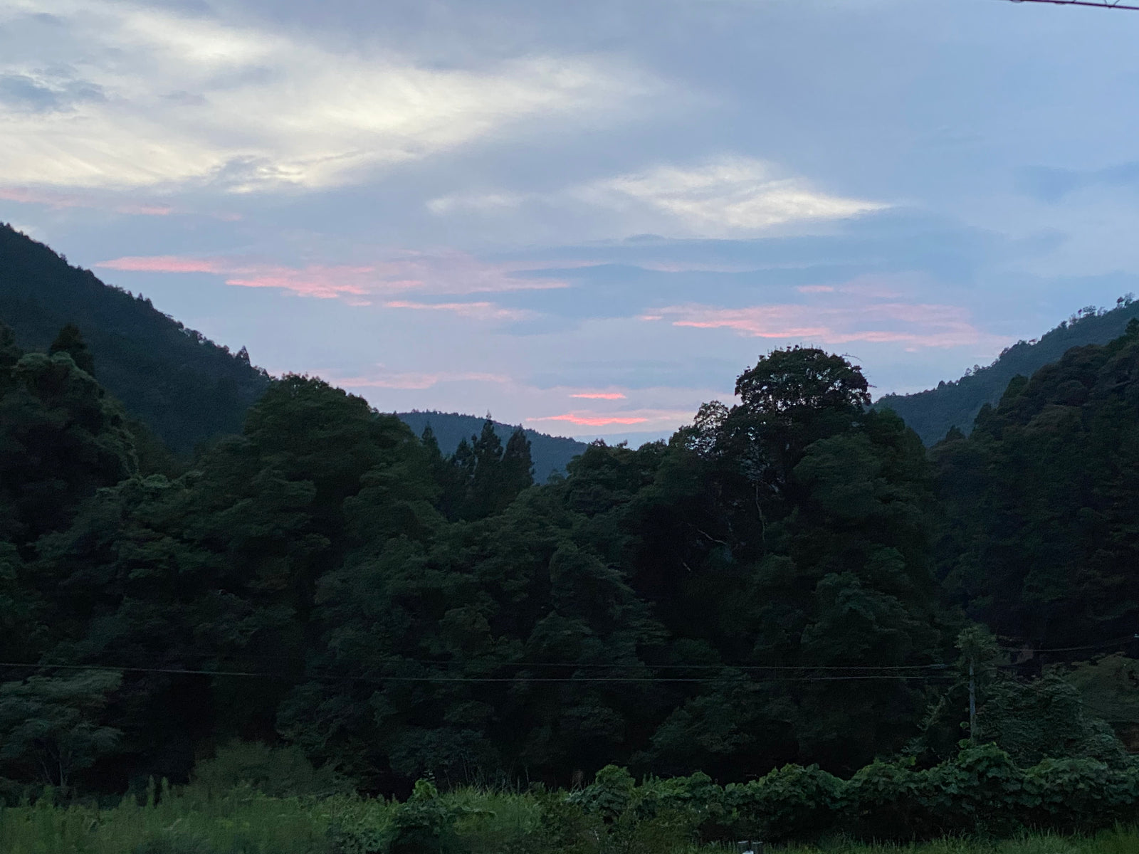 夕空と緑豊かな山並み